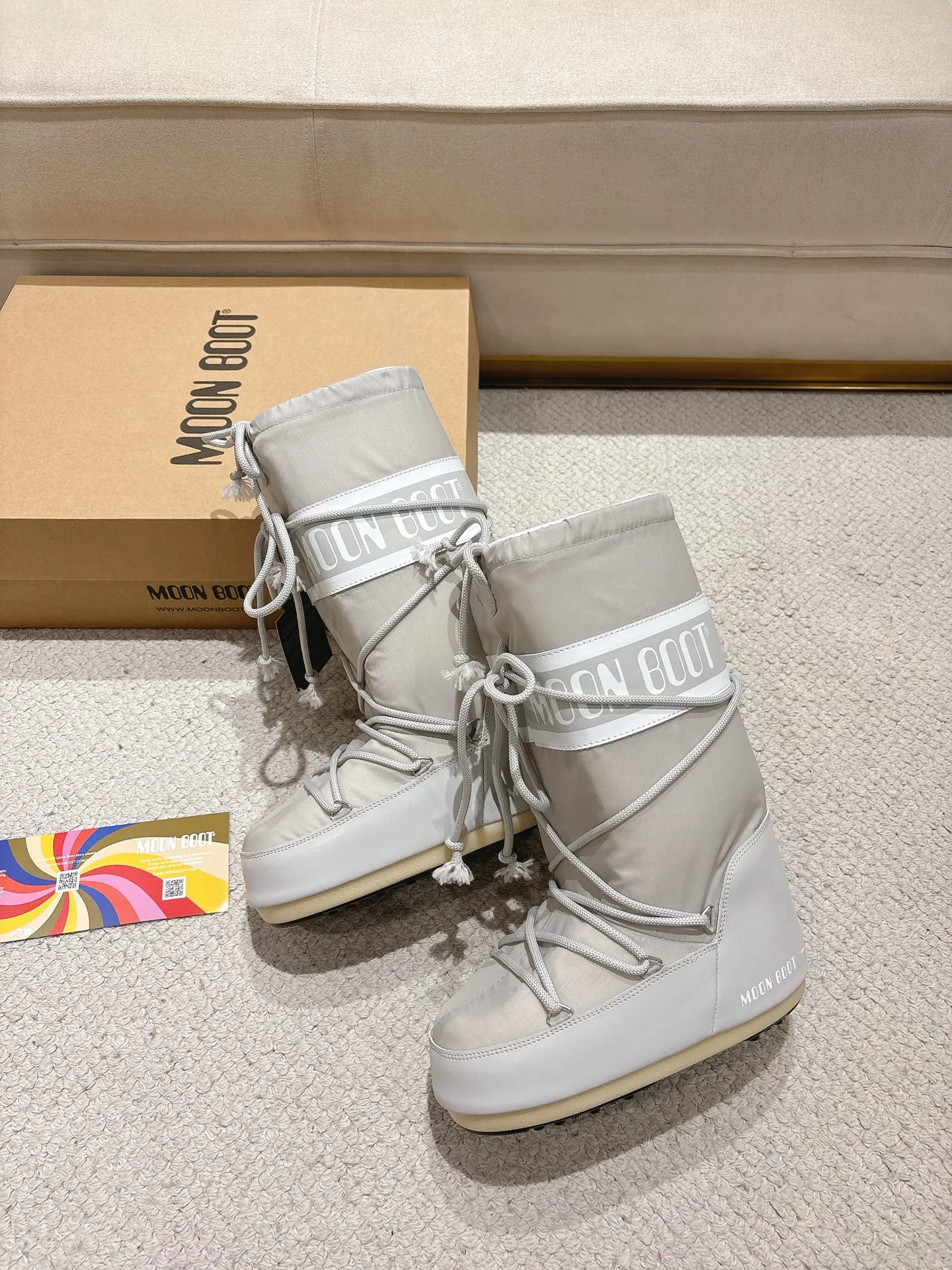 p700 long love style: ❤️ Moon Boot2025 vs autumn and winter popular snow boots series... [Ugly Moon Snow Boots] Forget UGG, fashionable people are wearing Moon Boot snow boots. If you find it difficult to accept the revival of UGG, then there is now a more alternative snow boot that is back, with an inner diameter of 4 cm. That is the Moon Boot. It was already very popular in the millennium. Back then, Paris Hilton and Victoria Beckham Celebrities often wear it, and now the Y2K trend is popular again. The same style is worn by young people in QQ shows, and the ugly snow boots that are shown in thousands of people have become popular again, regardless of men and women. They look slim but warm and easy to wear... ❶Fabric: Original custom/cowhide/woven wool/high mercerized waterproof cloth ❷Inner: original 100% silk cotton liner ❸foot: original 100% silk cotton liner ❹ Outsole: Original molded two-color non-slip outsole ❺ Sole thickness: 4cm (including **) ❻ Code number: 35/38; 39/41; ❼ Packaging: Original full set of packaging ☀ Color: Official website updated simultaneously